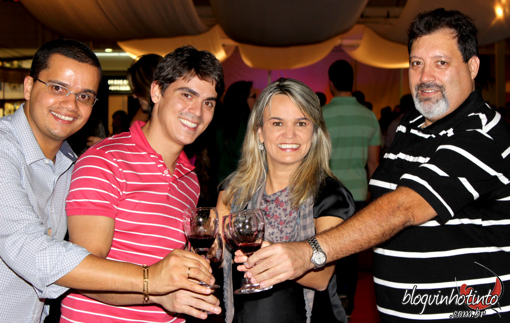 Bruno da Saca-rolhas, Marcelo da Vintage, Etiene Gomes do Blog Vinho Tinto e o organizador do evento Rodrigo Leitaão