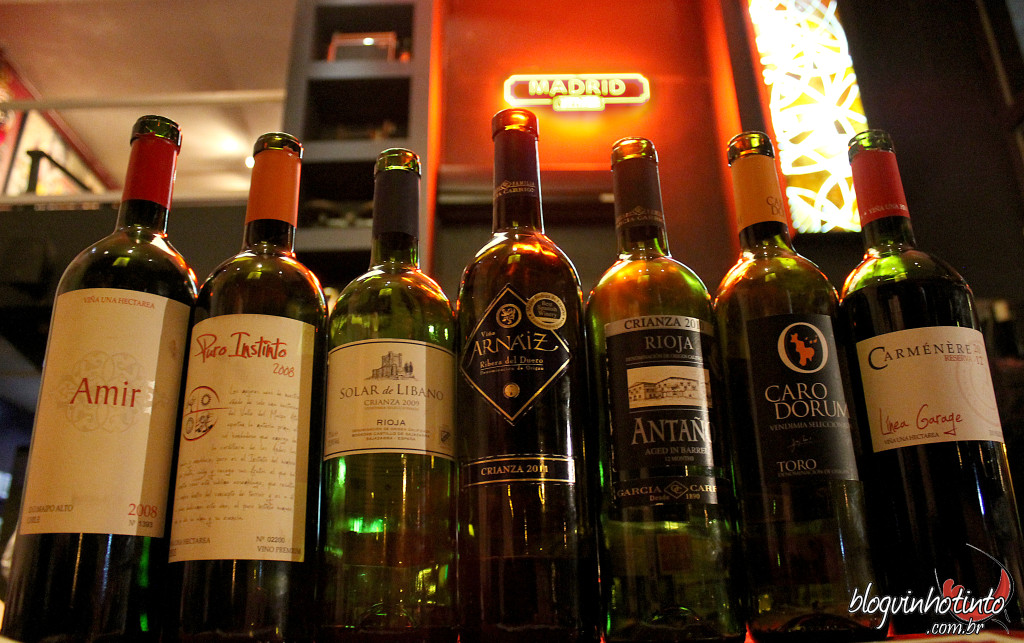 Degustação de tintos chilenos e espanhóis no Parrilla Madrid: ambos os países bem representados pelos seus vinhos