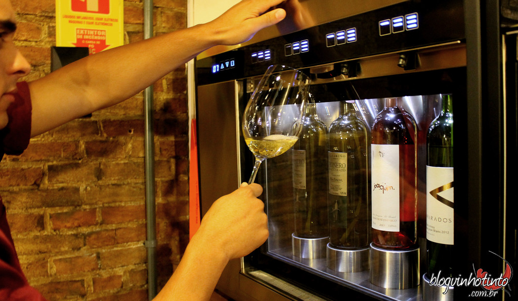 No Wine Bistrô as taças de vinho tem um preço único: R$9. O cliente pode escolher dentre brancos, rosés e tintos do Velho e do Novo Mundo.