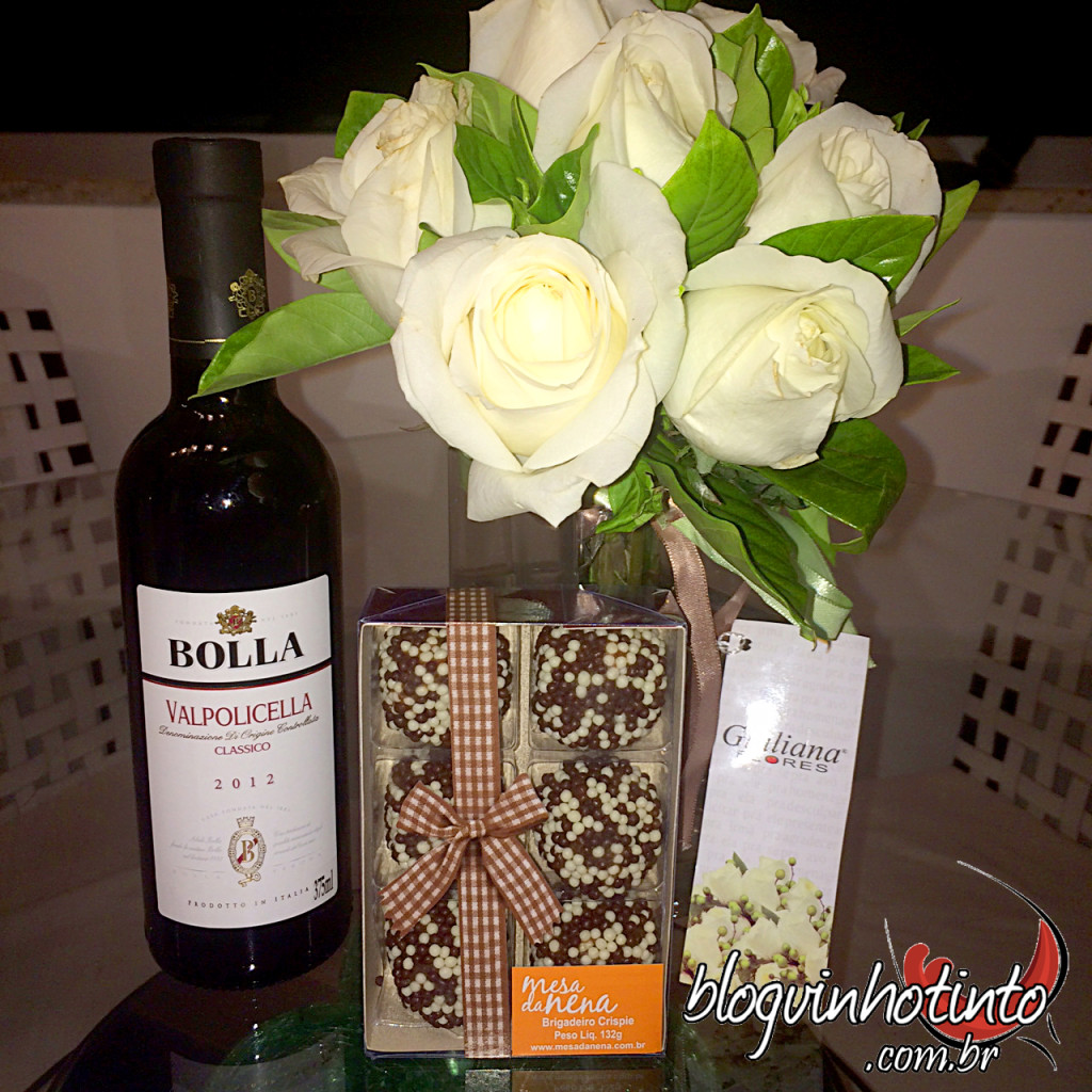 Meu mimo - Kit Sweet Gift, um bouquet de flores brancas, uma caixa de brigadeiros e um vinho italiano Bolla Valpolicella de 375ml