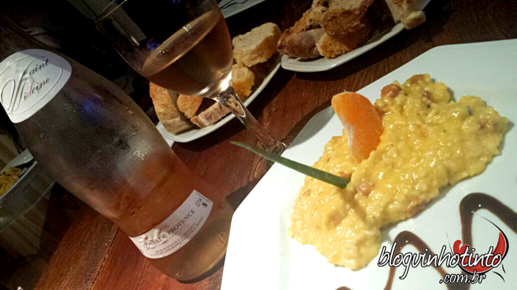 Risoto de tangerina com bacon e queijo gouda - preparado pelo Chef revelação César Santos - harmonizado com um rosé de Provence.