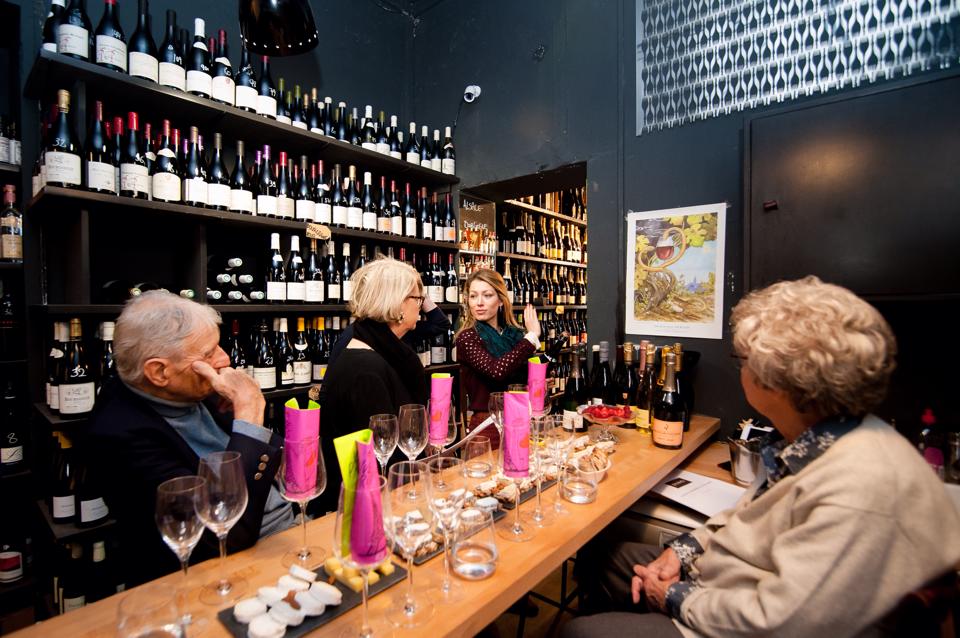 Na Enoteca Divvino Paris, Marina Giuberti vende vinhos selecionadíssimos e ministra cursos especiais