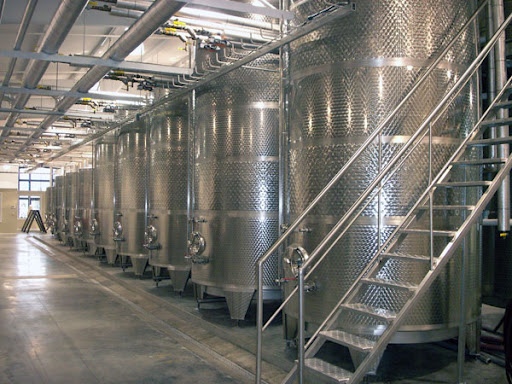 No método Charmat, a segunda fermentação acontece em grandes tanques de inox fechados, denominados autoclaves