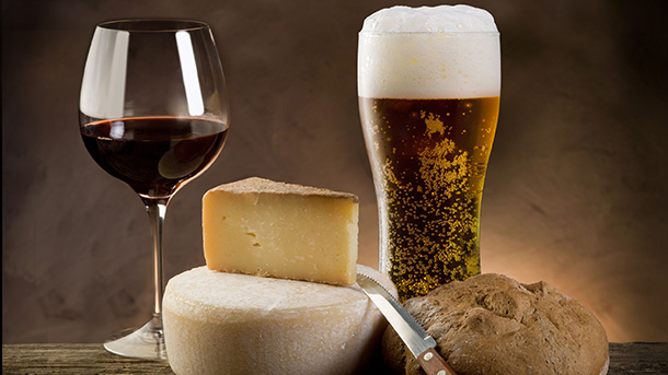 consumo de uma taça diária de vinho pode diminuir 11% o risco de infecções por bactérias e que a presença de vitaminas do complexo B  presentes na cerveja auxiliam no equilíbrio do metabolismo.