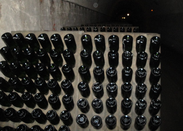 Após a fermentação, as garrafas são inclinadas com a boca pra baixo em pulpitres onde são giradas manualmente todos dias por funcionários especializados.