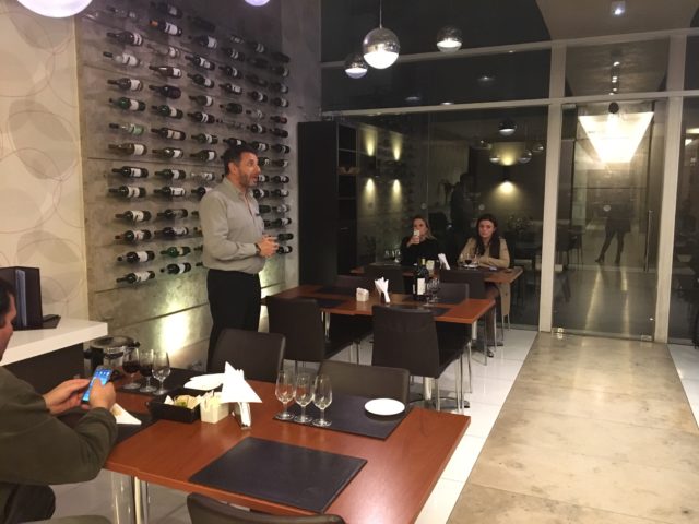 Sommelier Mauricio Gimenez durante a degustação gratuita de vinhos para hóspedes no My Suite Hotel
