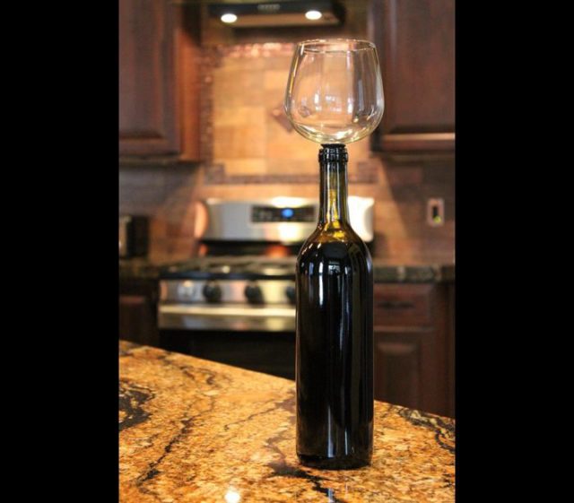 O Guzzle Buddy pode ser atarraxado à garrafa, para que o vinho possa ser bebido diretamente. Foto: Amazon.