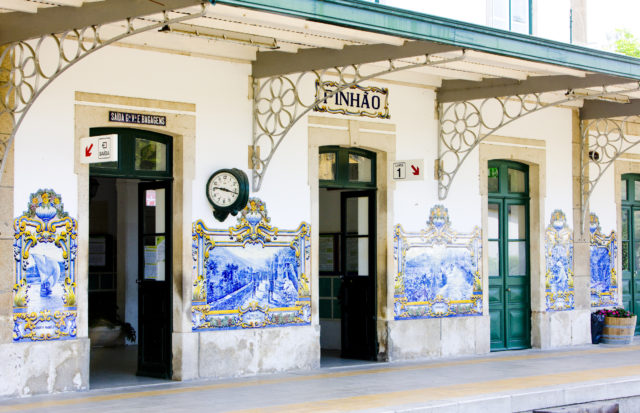 Tiles (azulejos) na estação de trem do Pinhão, Vale do Douro, Portugal