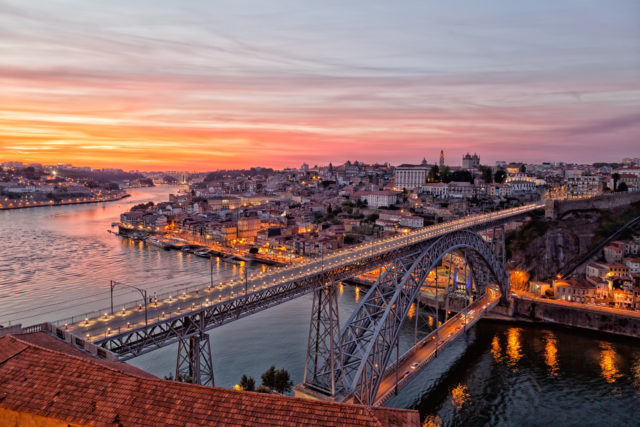 Portugal, Porto, Ponte Luis I no Por do Sol, vista do topo