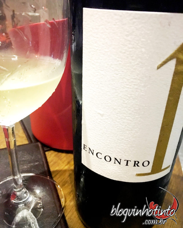 Encontro 1 Branco - feito exclusivamente com a uva Arinto, marcada pela excelente acidez e conhecida por produzir muitos vinhos portugueses nobres e longevos