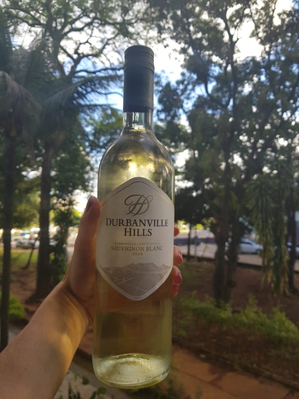 Apreciei o Durbanville Hills Sauvignon Blanc em um fim de tarde bem quente, o que tornou o vinho melhor ainda