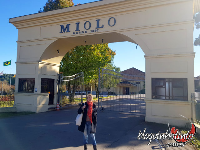 Eu na entrada da Vinícola Miolo, localizada no Vale dos Vinhedos-RS