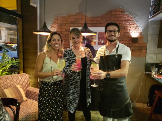 Fabiana Braga, proprietária do Rapport Café, Etiene Carvalho (Blog Vinho Tinto) e o mixologista Victor Moretti