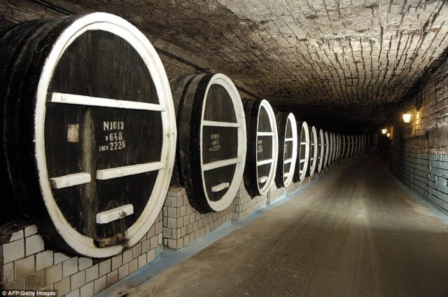 A adega subterrânea é uma antiga mina de calcário, convertida em adega em 1968