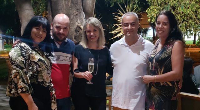Etiene Carvalho do Blog Vinho Tinto com os proprietários do Restaurante Primus Leandro e Thalita (à esq.) e Robert e Lena (à dir.)