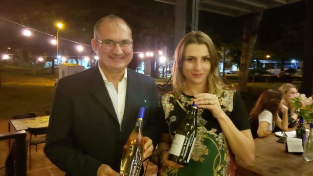 O produtor da Vinícola Thera, João Paulo Freitas, e Bianca Dumas, Blog Vinho Tinto