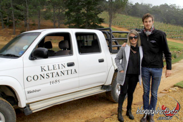 Eu e Sebastian Pooler, responsável pela área de turismo da Klein Constantia, durante passeio nos vinhedos.