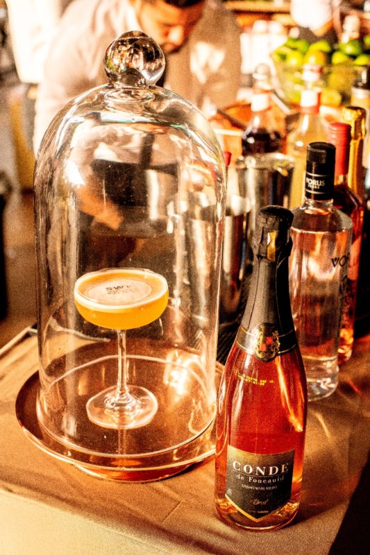  Drink Me (espumante rosé, purê de pêssego e xarope de limão siciliano) com produtos Aurora
