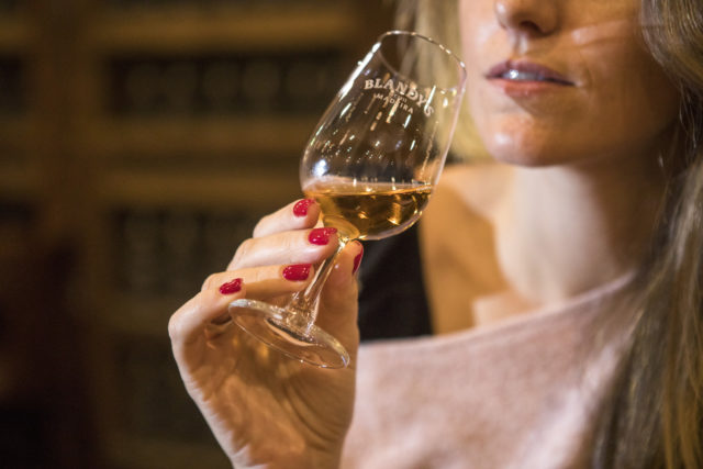 O vinho Madeira tem alto teor alcoólico, podendo ultrapassar os 19%. Isso porque é fortificado,