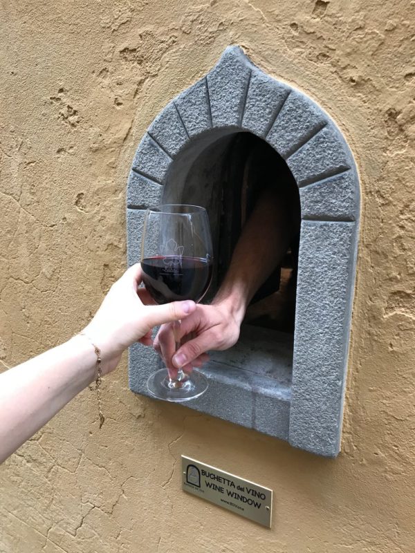 anela de vinho, em Florença