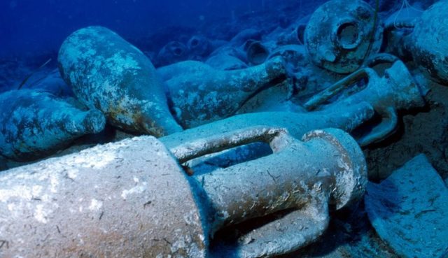 Expedição encontrou ânforas de vinho em antigo navio romano. Reprodução - Facebook