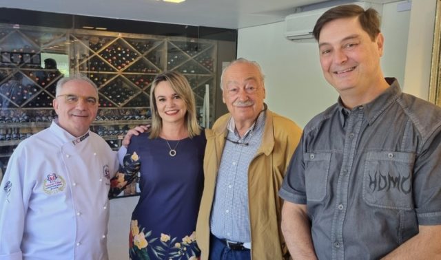 Almoço em comemoração aos 42 de carreira de Luis Pato. Foto: Chef Rosário, Etiene Carvalho, Luis Pato e João Batista (Mistral)