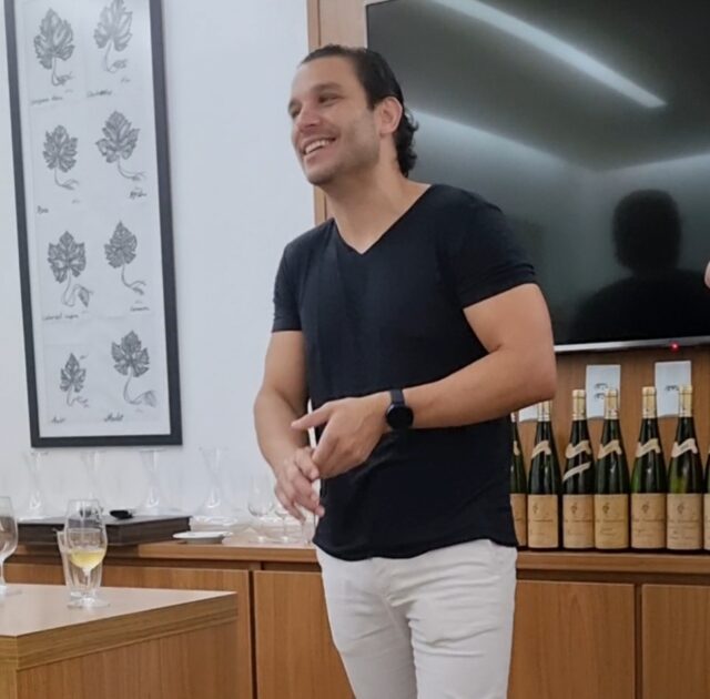 O sommelier da Del Maipo Eugenio Cue fez a apresentação dos vinhos 